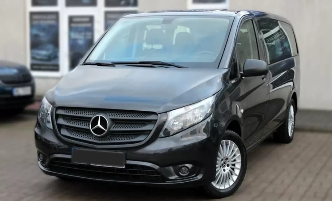 czarny mercedes, suv, osobowy
