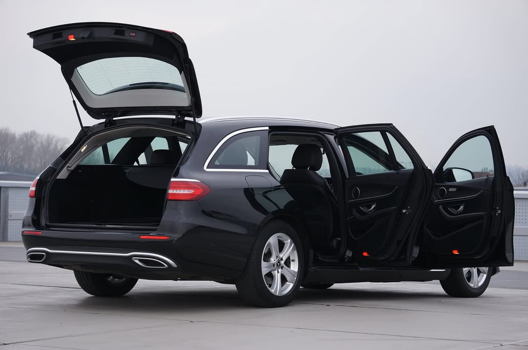 czarny mercedes, suv, osobowy