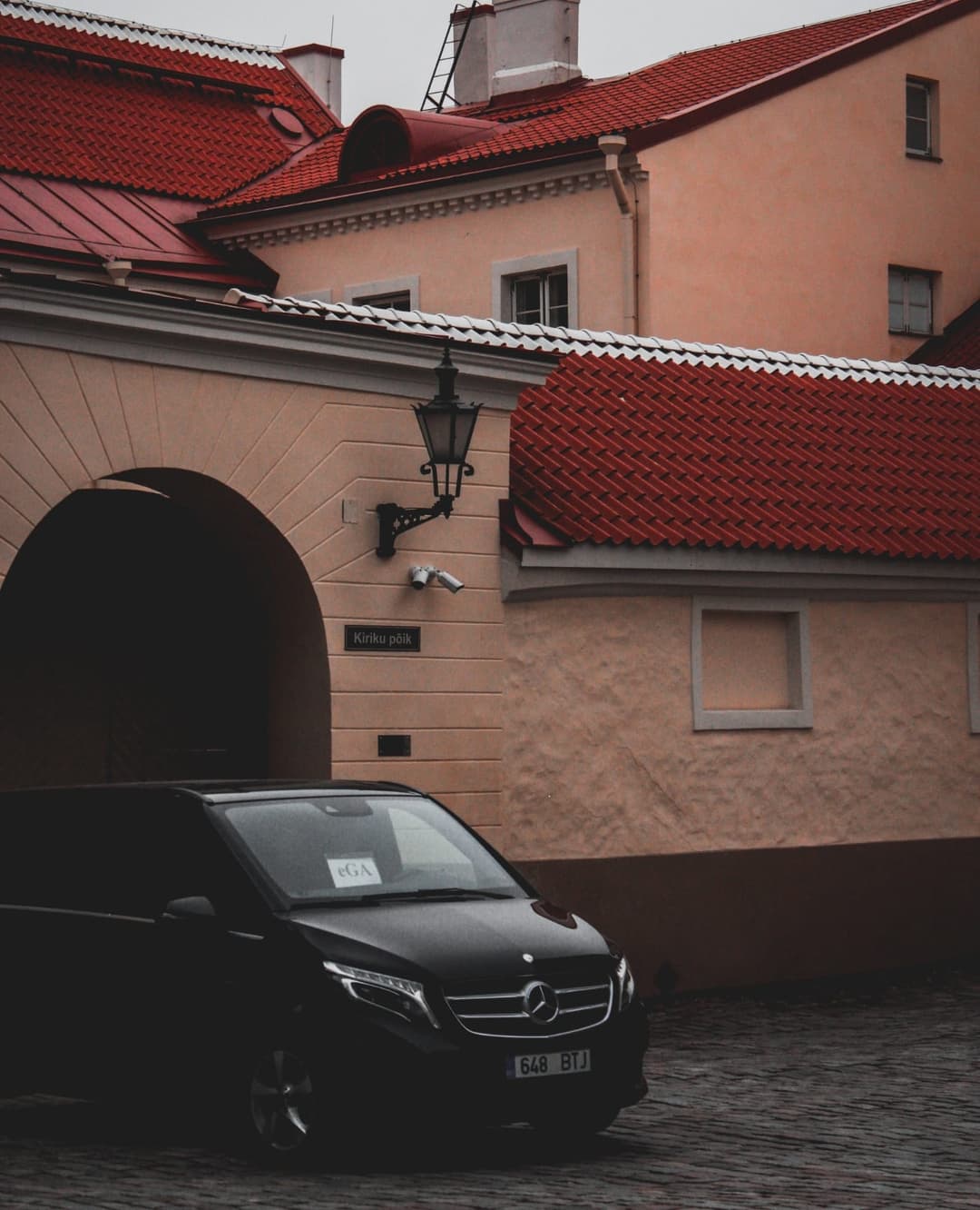 czarny mercedes, suv, osobowy